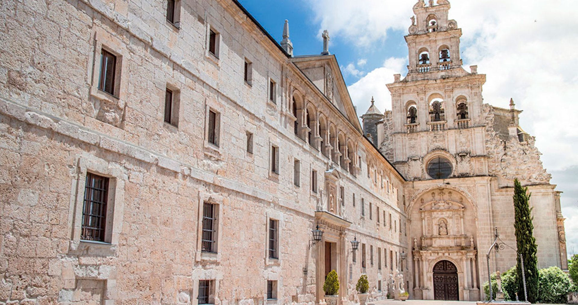 Foto de Encinas y humilladero del Monasterio de La Vid en La Vid y Barrios, Burgos