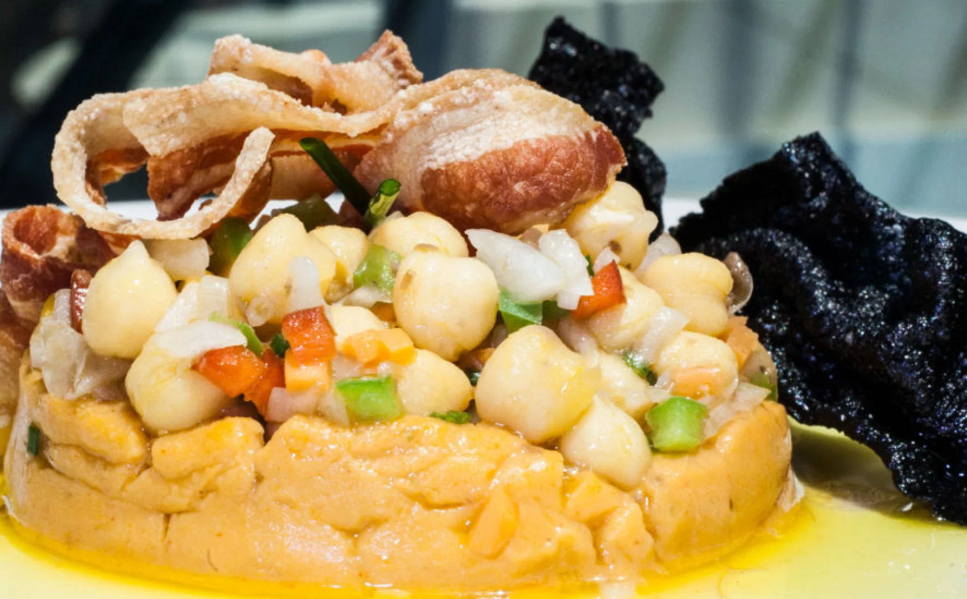 Receta de la tapa Hummus, garbanzos trufados y torreznillos